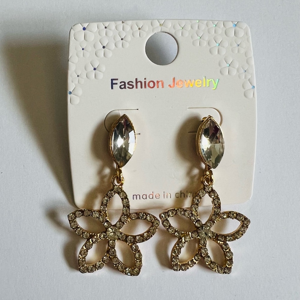 NWT Mint Elegant Gold Tone Flower Drop Earrings✨